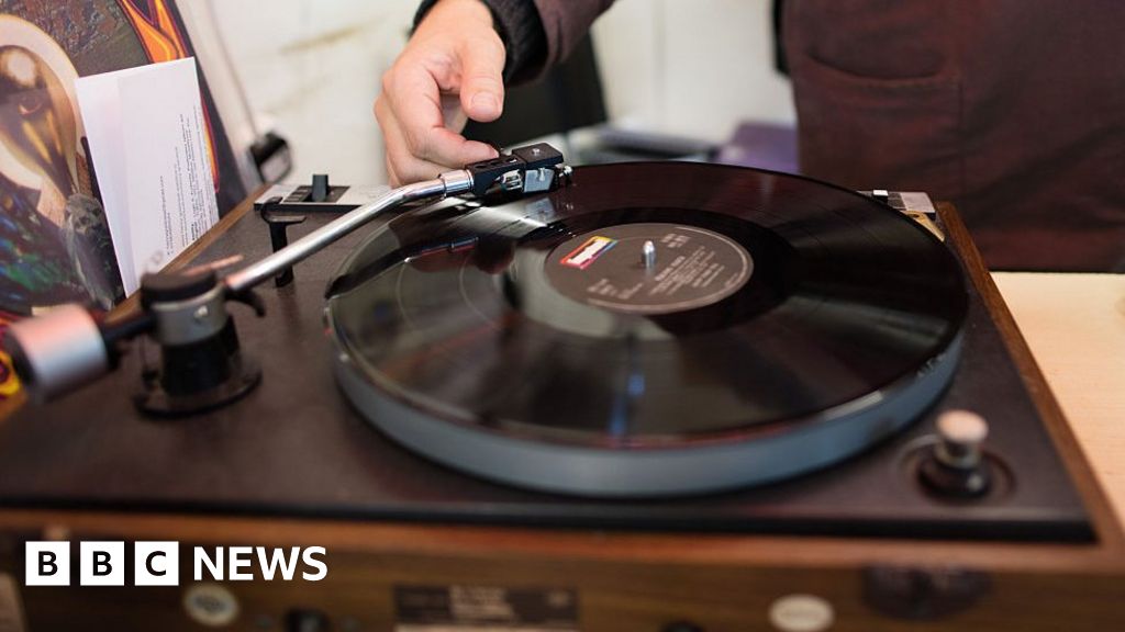 UK vinyl sales at highest level since 1990