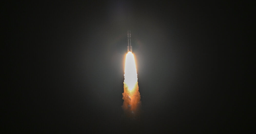 Vulcan Rocket Lifts Off, First U.S. Moon Launch in Decades